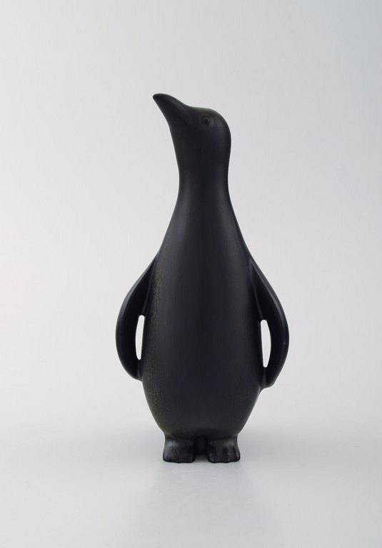 Gunnar Nylund for Rörstrand / Rørstrand. Stentøjsfigur af pingvin i sjælden sort 
glasur.
