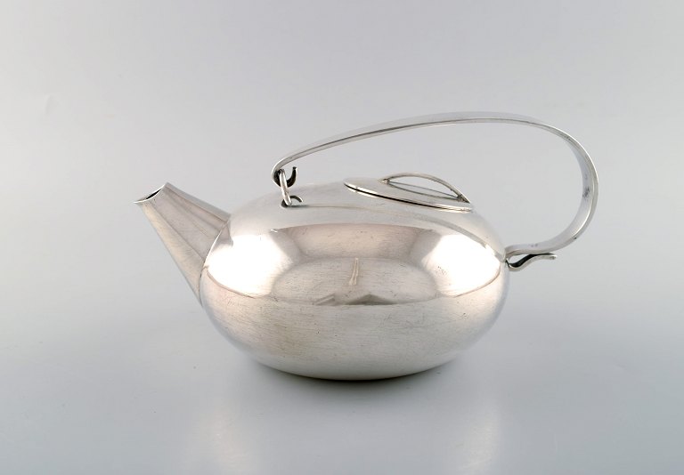 Lino Sabattini (1925-2016) for Christofle. Modernist teapot in silver plated 
metal. Ca. 1960.