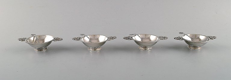 Franz Hingelberg. 4 salt cellars with accompanying spoon in sterling silver. 
Model number 1089 D.