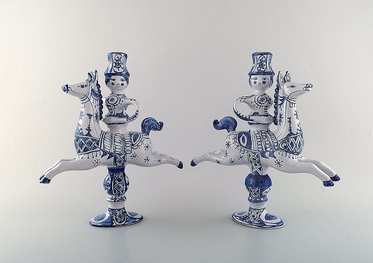 Bjørn Wiinblad keramikfigur fra det blå hus.
Et par lysestager / ryttere til hest med plads til et lys.
Dekorationsnummer L4.