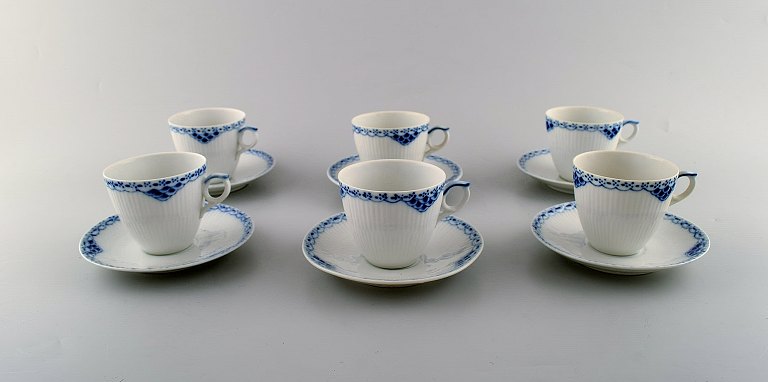 Royal Copenhagen blåmalet Prinsesse kaffekop med underkop i porcelæn. Sæt på 6 
stk.
Modelnummer 719.