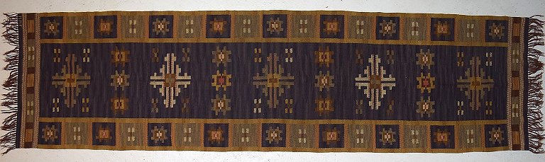 Märta Måås-Fjetterström, Sweden b. 1873, 1941.
Large, rare and early hand-woven carpet in wool in "rölakan" technique.