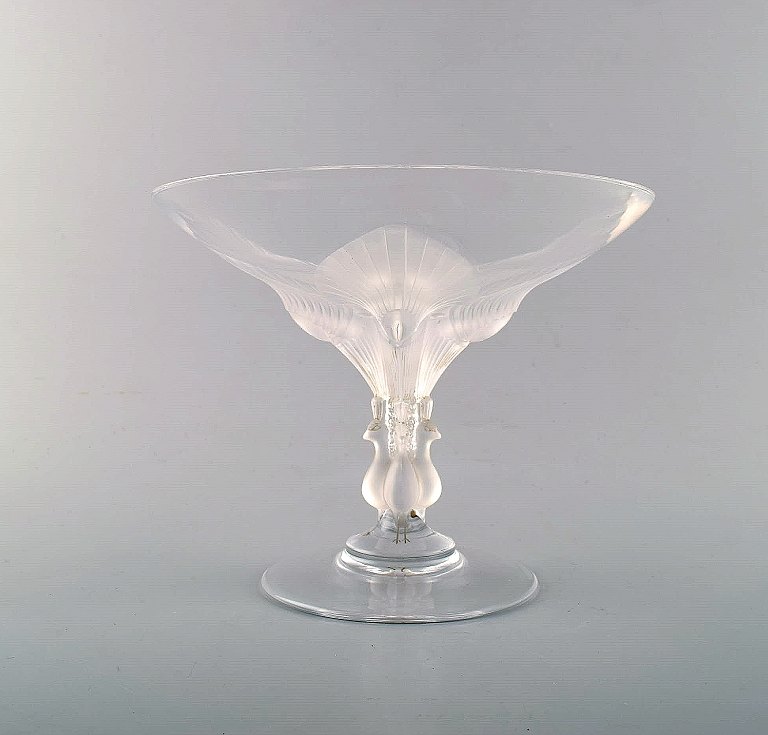 Lalique "Virginia" compote with peacocks in clear art glass. 1950