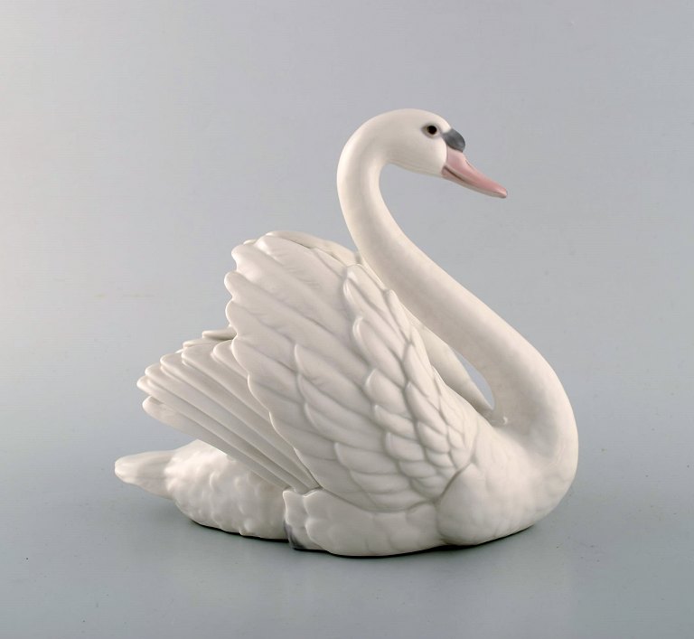 Lladro, Spain. Swan in glazed porcelain. 20th century.
