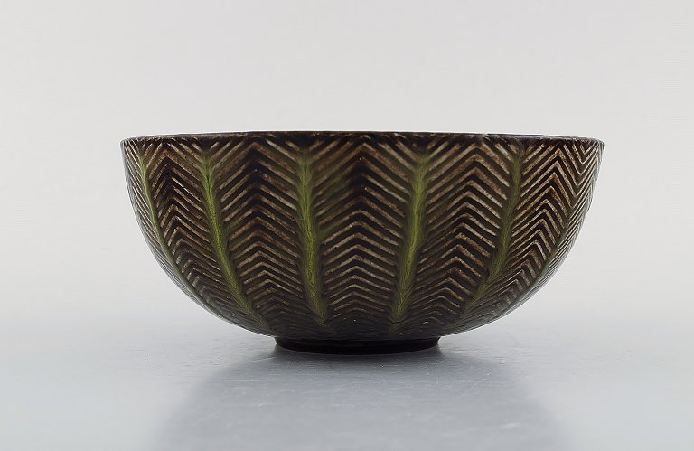 Axel Salto (1889-1961) for Royal Copenhagen. Bowl of glazed stoneware in fluted 
style. Beautiful glaze in brown and green shades.