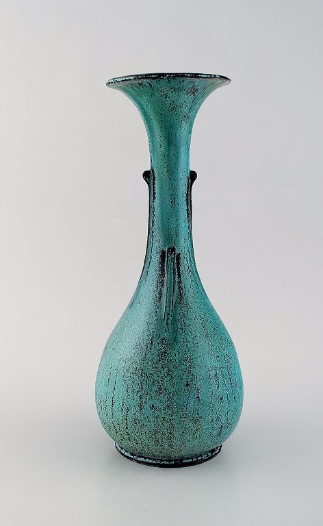 Svend Hammershøi for Kähler, HAK. Stor vase i glaseret stentøj. Smuk grøn sort 
dobbeltglasur 1930/40