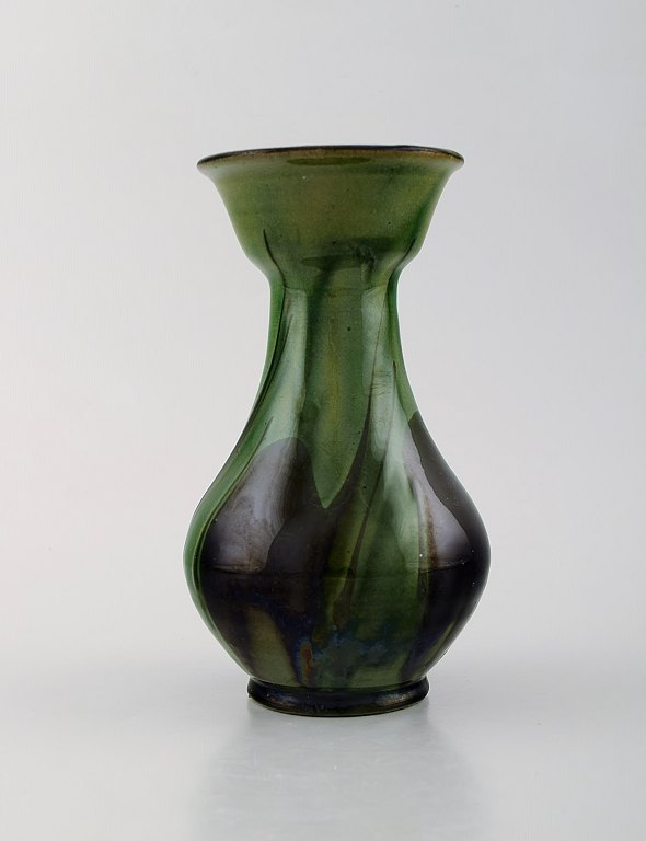 Kähler, Denmark. Vase in glazed ceramics. Beautiful glaze in green and black 
shades. 1930 / 40