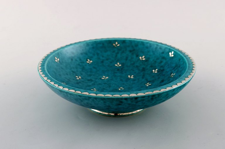 Wilhelm Kåge for Gustavsberg. Argenta bowl in ceramics decorated with leaves in 
silver inlaid. Sweden 1940