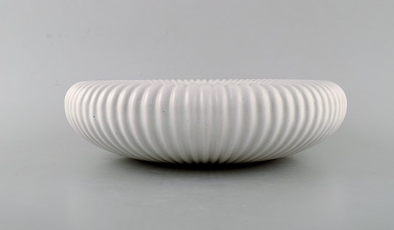 Michael Andersen. Stor skål i hvidglaseret keramik. Riflet design, 1960