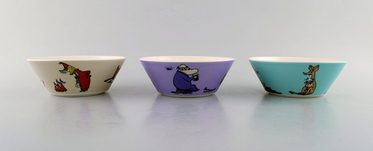 Arabia, Finland. Three porcelain bowls with motifs from "Moomin". Late 20th 
century.
