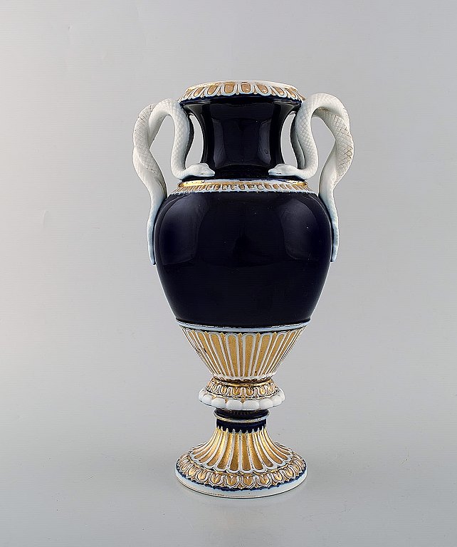 Stor Meissen porcelænsvase med hanke i form af slanger. 1870/80