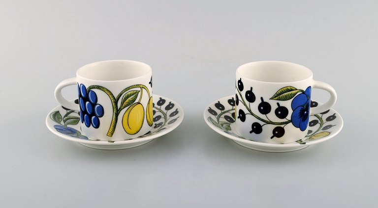Birger Kaipiainen for Arabia. To "Paratiisi" kopper med underkop i porcelæn. 
Sent 1900-tallet.

