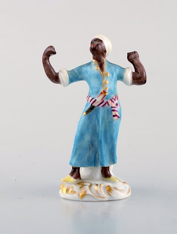 Sjælden antik Meissen miniature figur efter Johann Joachim Kändler i håndmalet 
porcelæn. Morian. Dateret 1850-80. 
