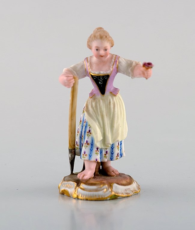 Sjælden antik Meissen miniature figur efter Johann Joachim Kändler i håndmalet 
porcelæn. Gardner. Dateret 1850-80. Modelnummer 2869.
