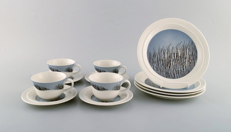 Arabia, Finland. Four rare "Tuuli" teacups with saucers and accompanying plates 
in porcelain. 1960