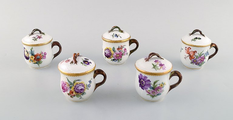 Royal Copenhagen Saksisk Blomst. Fem cremekopper i porcelæn.
Dekorationsnummer 4/1542.
