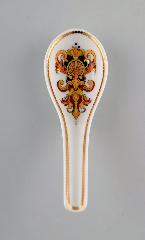 Gianni Versace for Rosenthal. "Barocco" ske i porcelæn med gulddekoration. Sent 
1900-tallet. 
