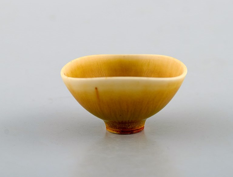 Berndt Friberg Studio ceramic miniature bowl. Modern Swedish design. Unique, 
handmade. Beautifil glaze in yellow shades. Mid 20th century.
