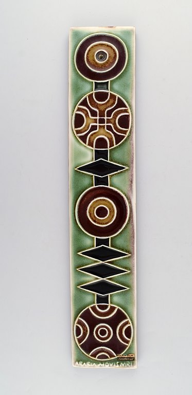 Annikki Hovisaari (1918–2004) for Arabia. Large wall plaque in glazed ceramics. 
Finnish design, 1960