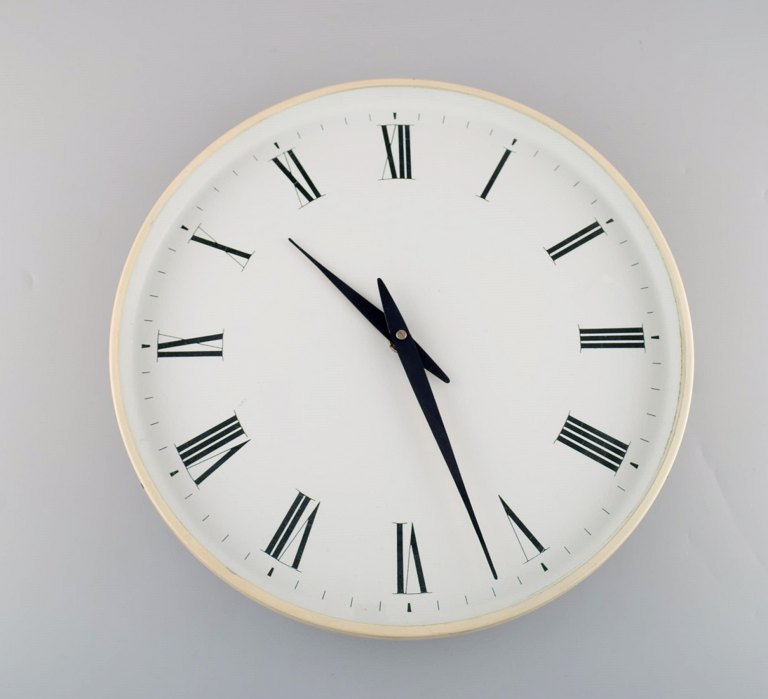 Henning Koppel for Georg Jensen. White plastic wall clock. Dial with Roman 
numerals. Clockwork quartz. 1960 / 70