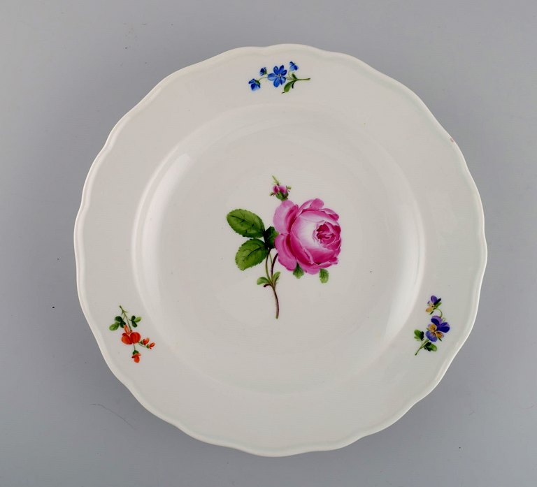 Antik Meissen middagstallerken i håndmalet porcelæn med blomster. Tidligt 
1900-tallet.
