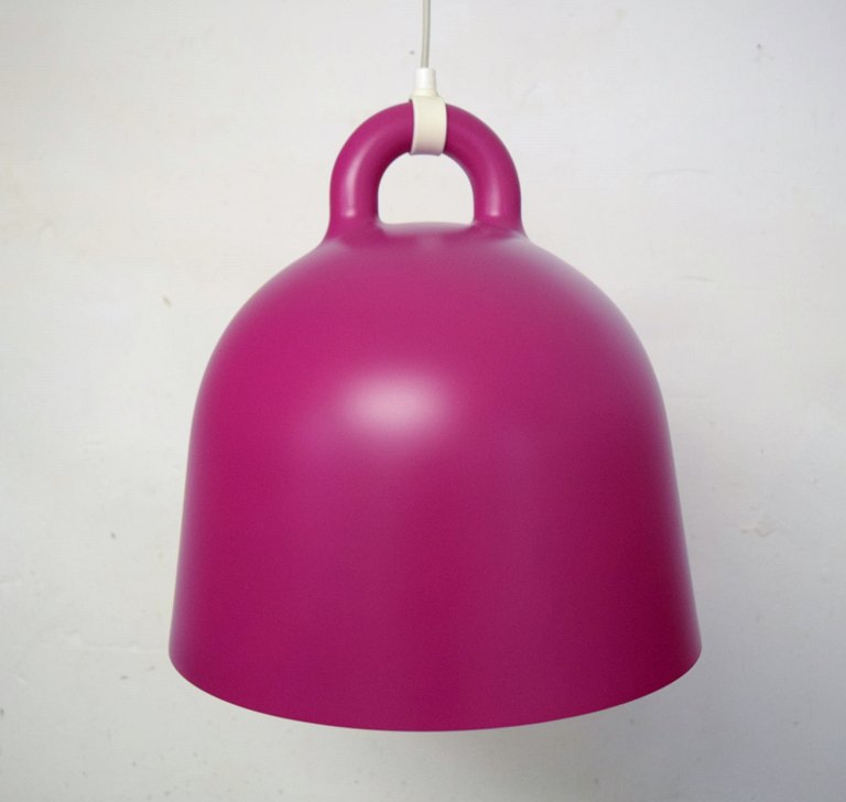 Andreas Lund og Jacob Rudbeck for Normann Copenhagen. Bell pendel i lilla/pink 
lakeret aluminium. Fremstillet i begrænset oplag i denne farve. 2000-tallet. To 
stk på lager.
