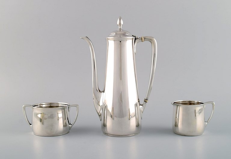 Tiffany & Company, New York. Coffee service in sterling silver. Early 20th 
century. Consisting of coffee pot, cream jug and sugar bowl.
