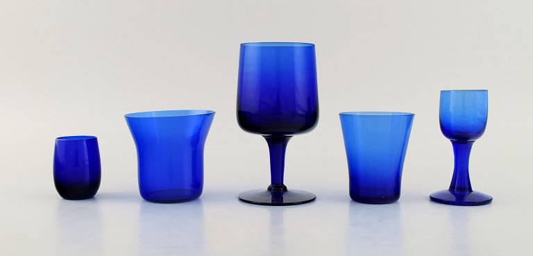 Monica Bratt for Reijmyre. Five glasses in blue mouth-blown art glass. Swedish 
design, mid 20th century.
