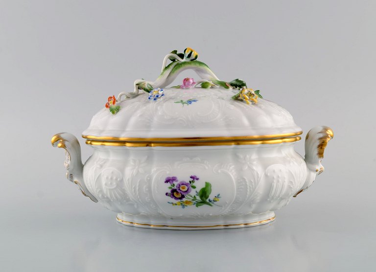 Meissen lågterrin i porcelæn med håndmalede blomster og guldkant. Låg modeleret 
med blomster og bladværk. 1920