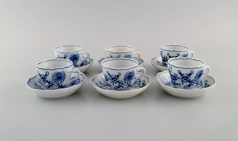 Seks Meissen Løgmønstret kaffekopper med underkopper i håndmalet porcelæn. 
Tidligt 1900-tallet.
