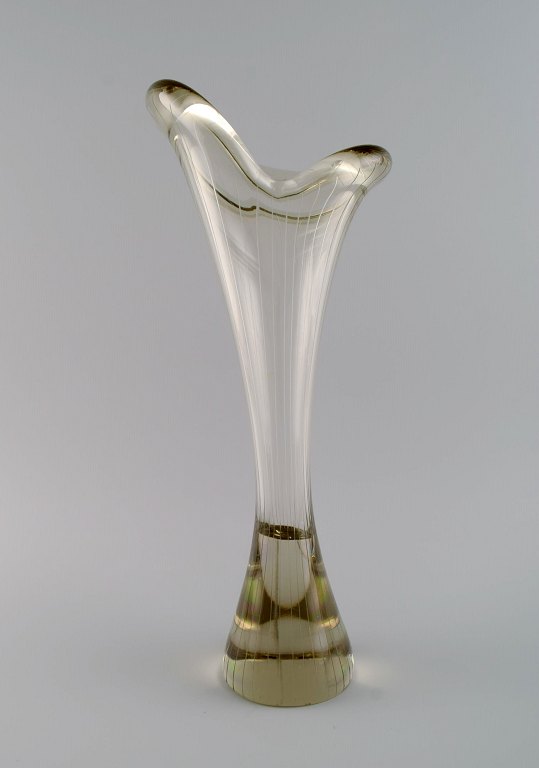 Mikko Helander for Humppila Lasi. Stor organisk formet vase i mundblæst 
kunstglas. Finsk design, 1960