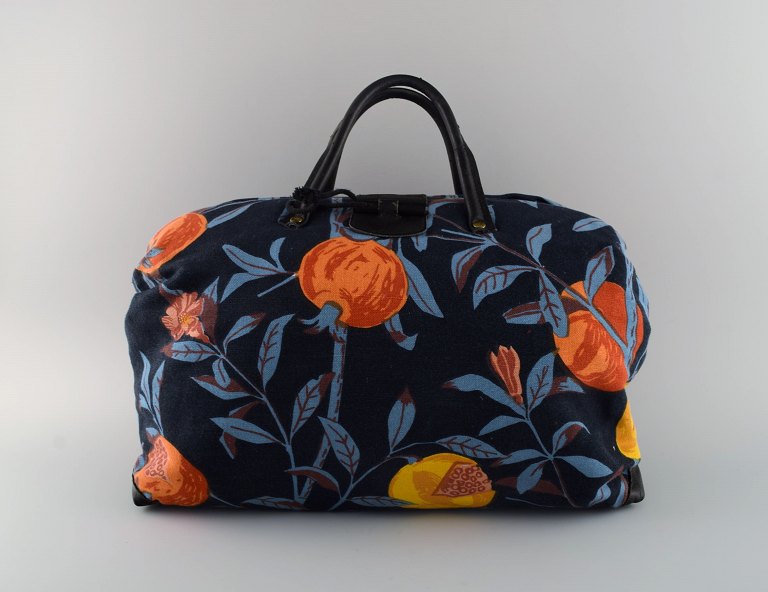 Josef Frank for Svenskt Tenn. Farvestrålende taske med blomstermotiver. Hanke og 
lås i læder og træ. 1970