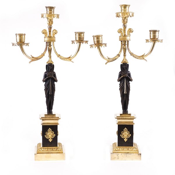 Ein Paar feuervergoldete Empire Bronzekandelaber für drei Kerzen. Frankreich um 
1820. H: 51cm