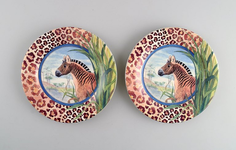 Gien, Frankrig. To Savane porcelænstallerkener med håndmalede zebraer. Sent 
1900-tallet.
