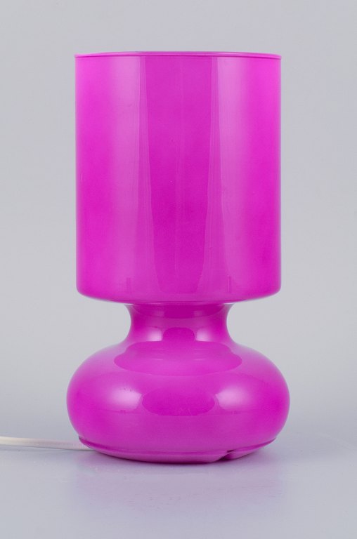 Skandinavisk designer, bordlampe i bordeauxfarvet glas.