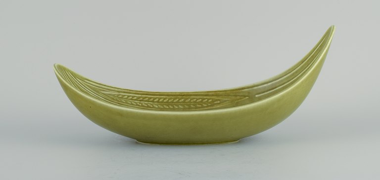Gunnar Nylund (1904–1997) for Rörstrand. Rialto skål i keramik, aflang organisk 
form med lysegrøn glasur.