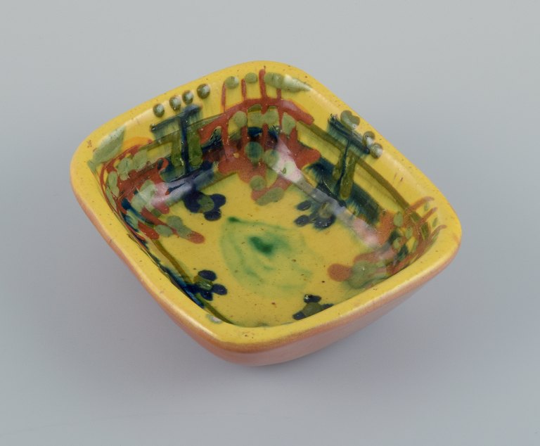 Bjørn Wiinblad (1918-2006), Danmark. Eget værksted. Unik og tidlig skål i 
håndmalet keramik. Abstrakt motiv i mange farver.