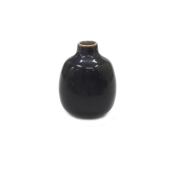 Small stoneware vase by Nils Thorsson for Royal Copenhagen 21393. Good 
condition. Signed. H: 6,6cm