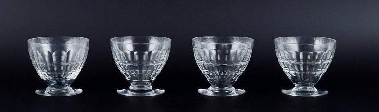 Baccarat, Frankrig, et sæt på fire ”Charmes” Art Deco rødvinsglas i klart 
krystalglas. Facetslebet.