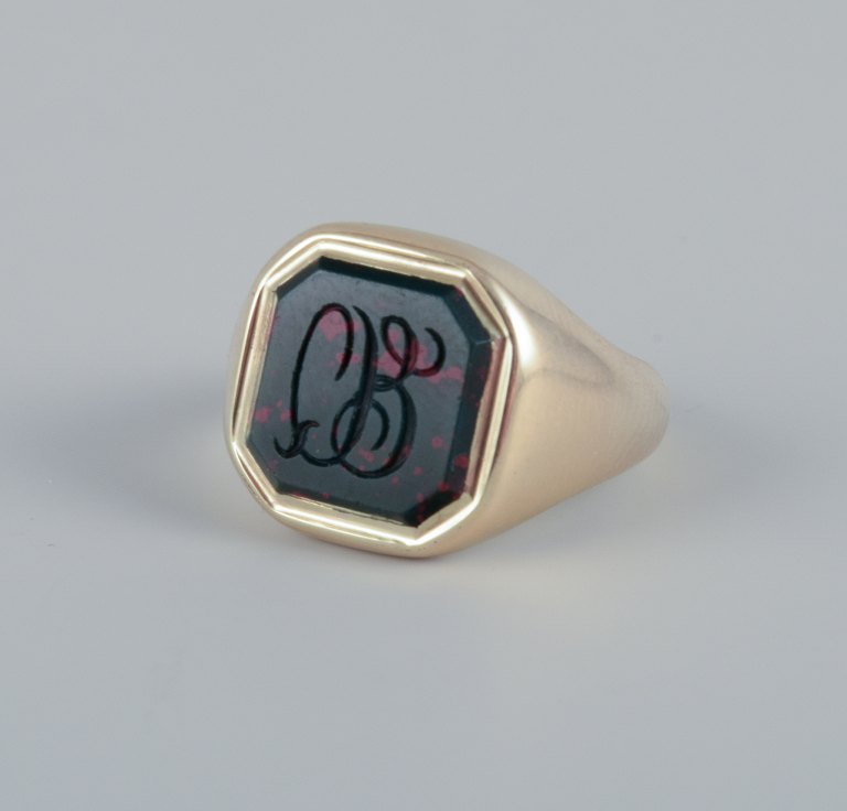 Klassisk 14 karat guldring. Rhodonit, med monogram.