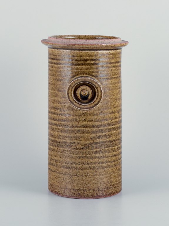 Richard Manz, Danish ceramist. Large unique ceramic vase with glaze in dark 
sandy shades.