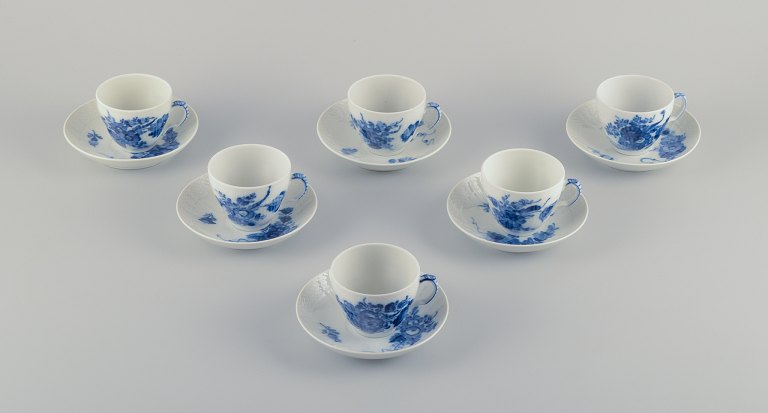 Royal Copenhagen Blå Blomst Svejfet. Et sæt på seks kaffekopper med tilhørende 
underkopper.