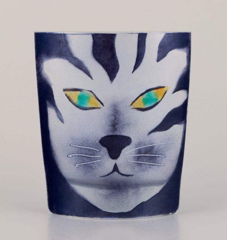 Britten Pååg (b. 1943), Swedish glass artist, for Steninge Slott. 
Large art glass vase with cat motif.