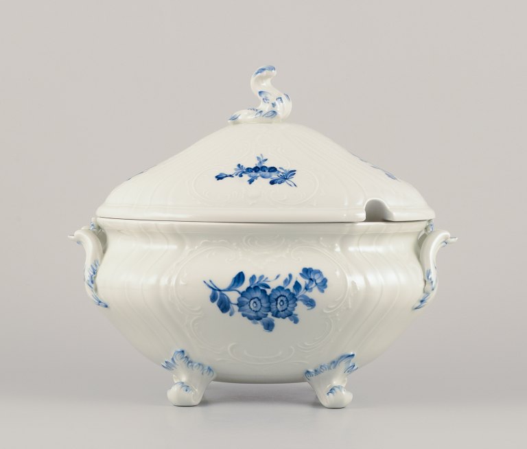 Royal Copenhagen, Juliane Marie Blå Blomst. Stor lågterrin i hvidt porcelæn 
håndmalet med blå blomster.