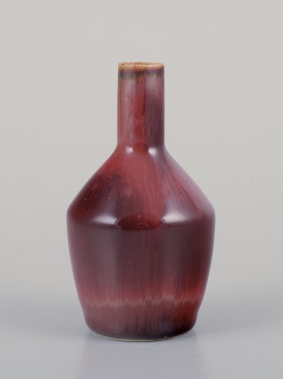 Carl Harry Stålhane (1920-1990) for Rörstrand. Miniature keramikvase med glasur 
i brune nuancer.