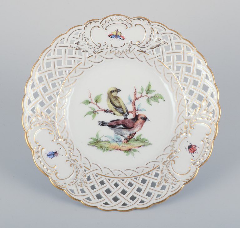 Meissen, Tyskland.  Gennembrudt porcelænstallerken. Håndmalet med fuglemotiv og 
insekter, guldkant.