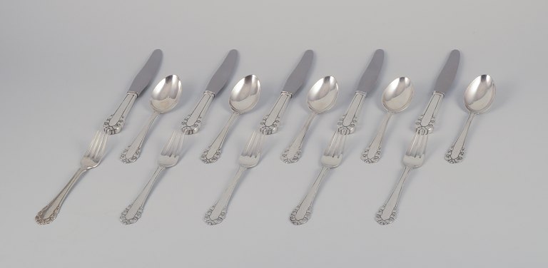 Georg Jensen Liljekonval. Komplet frokostservice bestående af fem frokostknive, 
fem frokostgafler og fem dessertskeer.