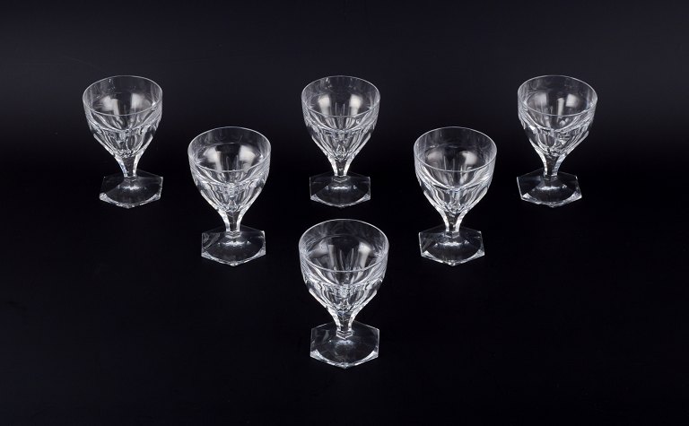 Baccarat, Frankrig, et sæt på seks Art Deco rødvinsglas i klart krystalglas. 
Facetslebet.