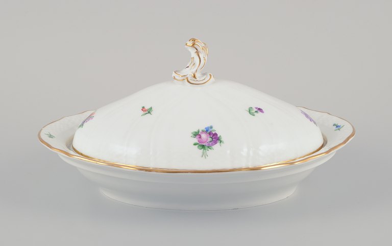 Royal Copenhagen Saksisk Blomst. Stor oval lågterrin i porcelæn.