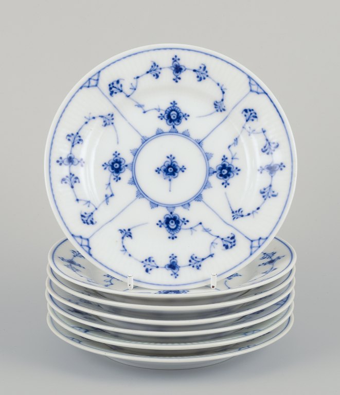 Royal Copenhagen Musselmalet Riflet, syv kagetallerkener i håndmalet porcelæn.